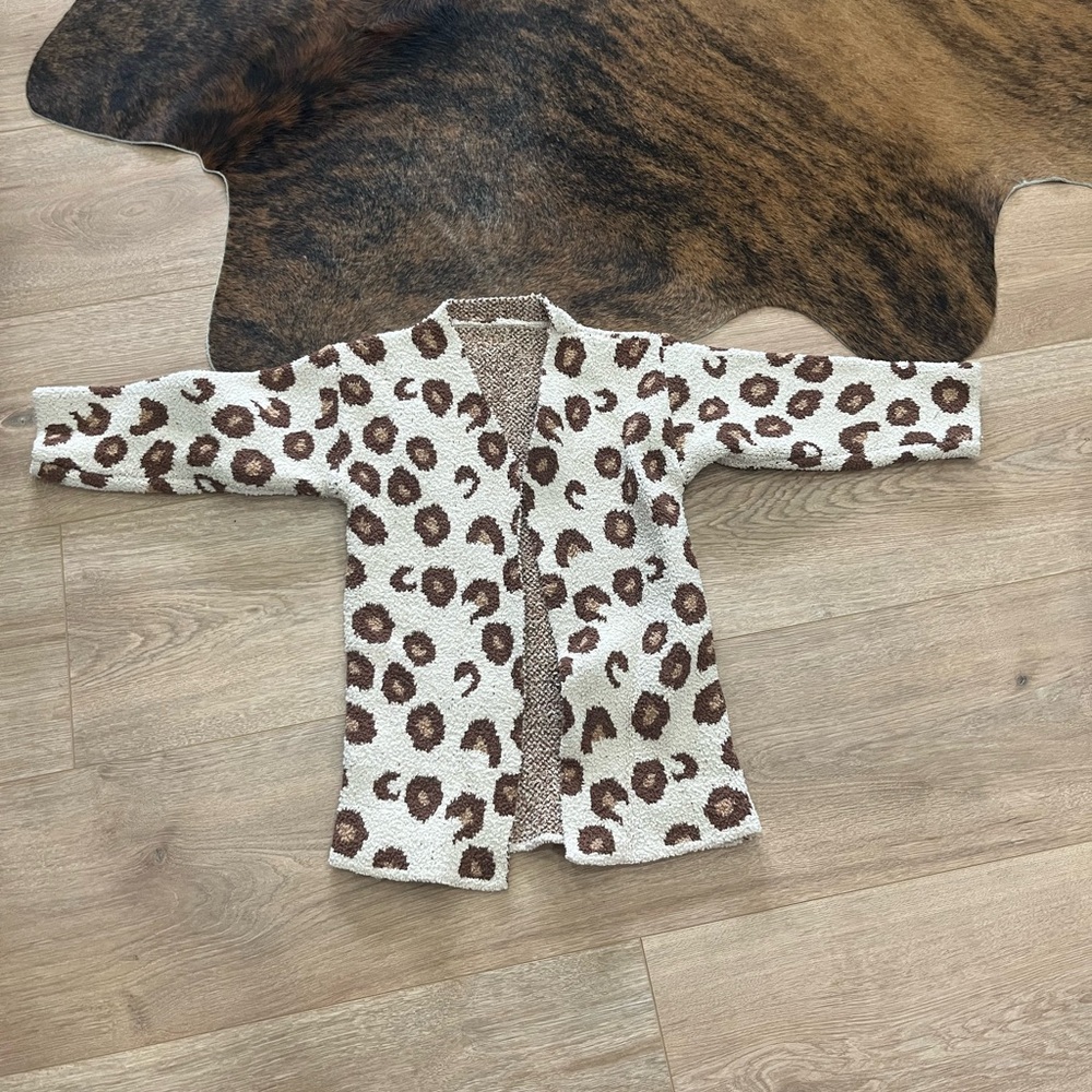 Kids animal print sweater cardigan. Size is medium runs about like a 8-10